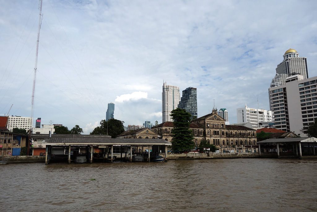 Blick vom Fluss zum Maha Nakhon Building