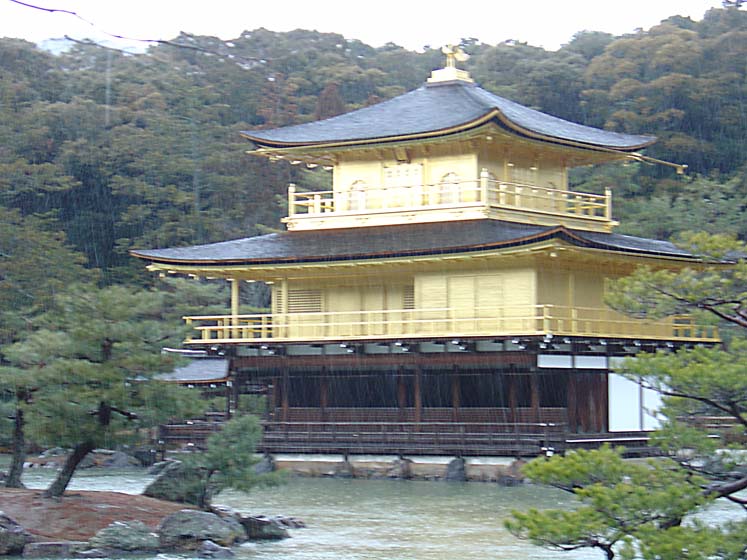 Goldener Pavillon Kinkaku-ji im Regen - Kyoto