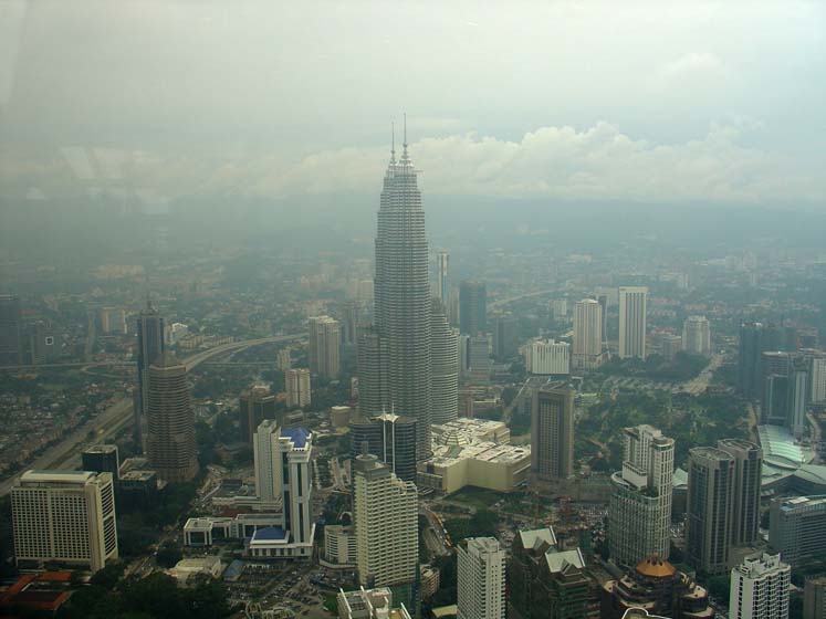 Blick auf die Petronas Towers vom Menara Kuala Lumpur - Fernsehturm