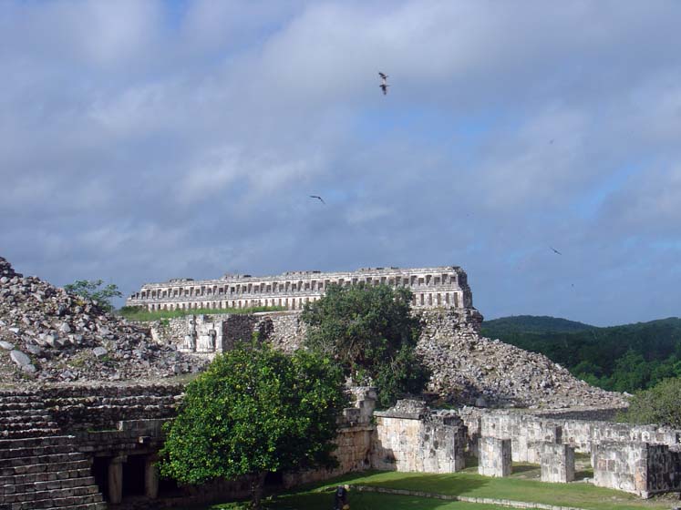 Rückseite des El Palacio de los Mascarones - Kabah