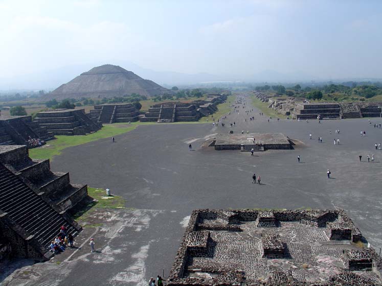 Blick von Pirámide de la Luna nach Westen - Teotihuacán
