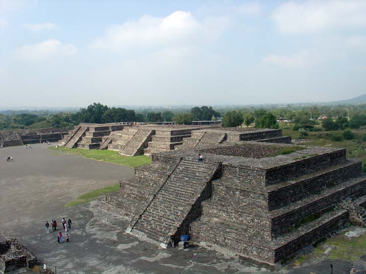 Blick von Pirámide de la Luna nach Osten- Teotihuacán