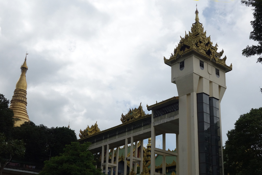 Shwedagon Pagoda - Fahrstuhl