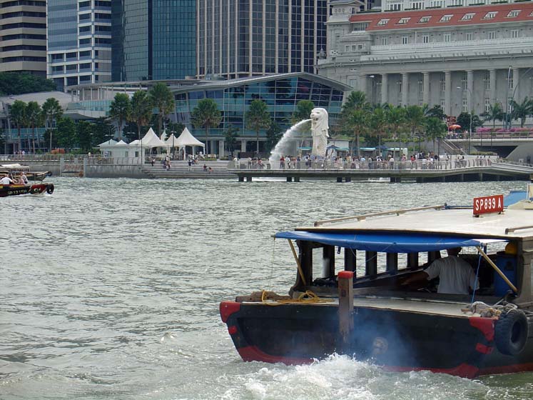 Singapur Bay und Merlion im Hintergrund