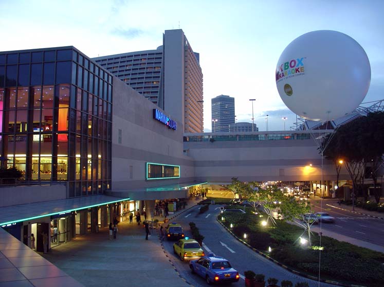 Einkaufszentrum und Marina Mandarin im Hintergrund