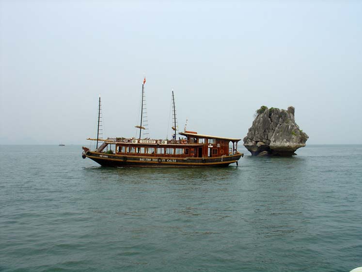 Touristenschiff in der Halongbucht